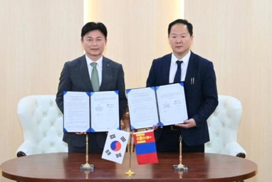 조용익 부천시장이 25일 부천시-울란바토르시 간 MOU를 체결했다. [사진=부천시]