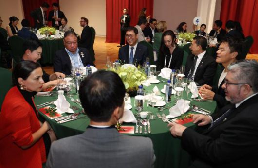 최휘영 문화체육관광부 장관이 26일 경북 경주 우양미술관에서 열린 ‘2025 APEC 문화산업고위급대화 환영만찬’에서 참석자들과 이야기를 나누고 있다. [사진=문체부]