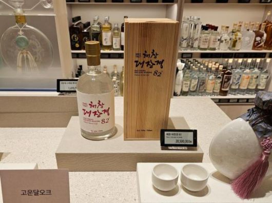 전통주 전문관에서 신세계 단독으로 판매하는 82도 해창 대장경(750ml) [사진=홍승완 기자]