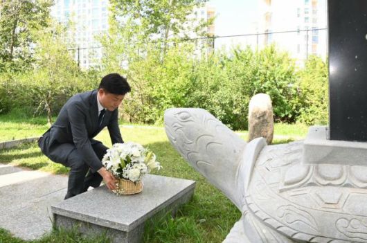 조용익 부천시장이 23일 울란바토르시의 독립운동가 ‘이태준 선생 추모공원’을 찾아 헌화하고 선생의 뜻을 기렸다. [사진=부천시]