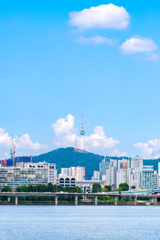 한강버스 야외 갑판에서는 도심 속 공사 소음도, 자동차 경적도 들리지 않는다. 도심의 분주한 일상에서 잠시 해방될 수 있는 특별한 순간이 찾아온다. [사진=서울관광재단]