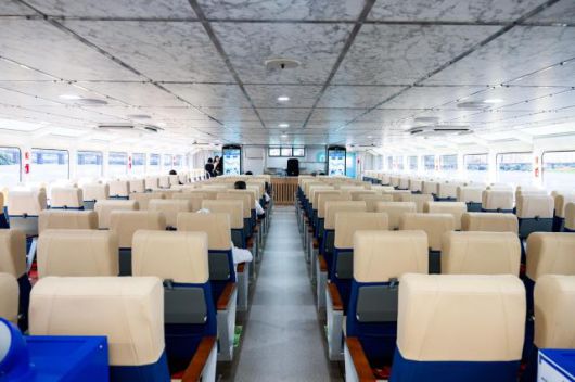 한강버스 내부 좌석은 자유석 형태로 3:3:3 배열로 한 줄에 아홉 개가 놓여 있다. 간격도 넉넉하고 통로도 넓다. [사진=서울관광재단]