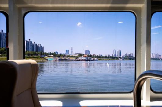 한강 안에서 바라보는 색다른 서울. 한강버스에서만 누릴 수 있는 특권이다. [사진=서울관광재단]