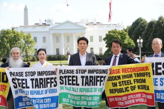 이강덕 포항시장이 버지니아한인회와 함께 현지 시간 1일 워싱턴 D.C. 백악관 앞에서 ‘철강 관세 인하 촉구’ 캠페인을 전개하고 있다. [사진=포항시]