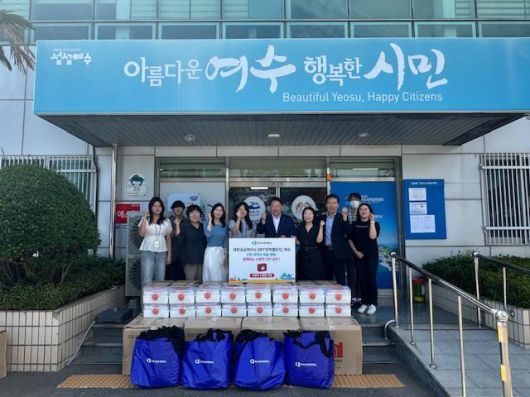 지난 2일 여수상의는 여수시 주삼동 행정복지센터를 찾아 소외계층을 위한 구급함 160개를 전달했다. [사진=여수시]