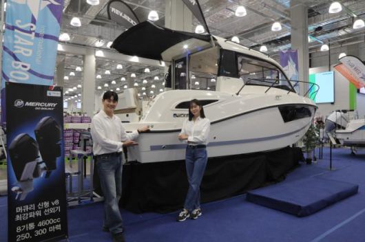 5일 인천 남동구 트레이더스 구월점 로드쇼 공간에서 모델들이 '스타보트 팝업 로드쇼'를 홍보하고 있다. [사진=이마트]