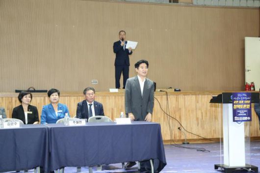 김문수 의원이 내빈 소개 순서에서 김대중 전남교육감을 소개하며 환영의 뜻을 전했다. [사진=박기현 기자]