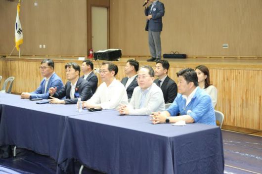 더불어민주당 김문수 의원(순천갑)이 주최한 '순천 미래 100년 정책토론회'가 300여 명의 시민과 당원이 참석한 가운데 순천대학교 체육관에서 열렸다. [사진= 박기현 기자]