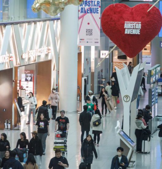 면세점 4개사, 영업손실만 3천억원 육박     (영종도=연합뉴스) 황광모 기자 = 긴 불황의 늪에 빠진 국내 면세업계가 지난해 줄줄이 영업손실을 기록하며 근래 가장 나쁜 실적을 거뒀다.      고환율 등으로 판매 부진이 지속하는 가운데 중국인 보따리상(다이궁) 수수료와 인천국제공항 임대료 부담이 더해진 결과다.      13일 면세업계에 따르면 호텔신라가 운영하는 신라면세점의 지난해 매출액은 3조2천819억원으로 전년(2조9천337억원)보다 11.9% 늘었지만 697억원의 영업손실을 내면서 2023년 224억원 흑자에서 적자로 전환했다.     신세계면세점도 매출은 2조60억원으로 4.7% 늘었으나 영업손익은 전년 866억원 흑자에서 지난해 359억원 적자로 전환했다.      현대백화점 면세점도 매출은 9천721억원으로 2.6% 감소했으며 288억원의 영업손실을 봤다.     업계 1위 롯데면세점도 조만간 실적을 발표하면 면세점 4개사 영업손실은 3천억원을 육박할 것으로 예상된다.      사진은 14일 인천공항 1터미널 면세구역 내 면세점의 모습. 2025.2.14     hkmpooh@yna.co.kr/2025-02-14 13:42:27/ <저작권자 ⓒ 1980-2025 ㈜연합뉴스. 무단 전재 재배포 금지, AI 학습 및 활용 금지>[<저작권자 ⓒ 1980-2025 ㈜연합뉴스. 무단 전재 재배포 금지, AI 학습 및 활용 금지>]