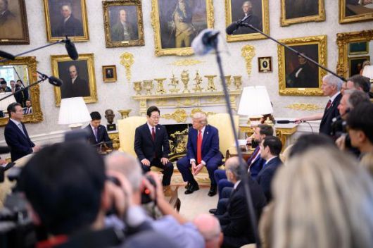 도널드 트럼프 미국 대통령 (왼쪽)과 이재명 대한민국 대통령 (왼쪽)이 8월 25일 미국 워싱턴에 위치한 백악관 오벌 오피스에서 정상회담 중 이야기를 나누고 있다. 백악관 제공 (Daniel Torok)