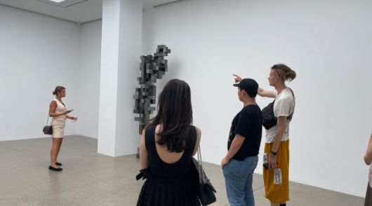 3일 강남아트살롱에서 외국인 관람객이 전시를 관람하고 있다. [사진=서울관광재단]