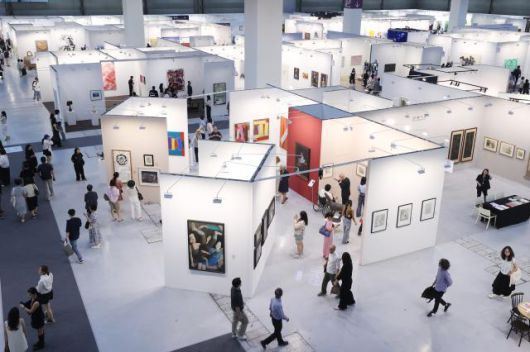 3일 서울 강남구 코엑스에서 열린 '키아프 서울 2025' (Kiaf SEOUL 2025)에서 참관객들이 전시를 둘러보고 있다. [사진=연합뉴스]