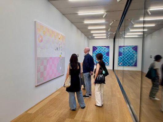 3일 강남아트살롱에서 외국인 관람객이 전시를 관람하고 있다. [사진=강상헌 기자]