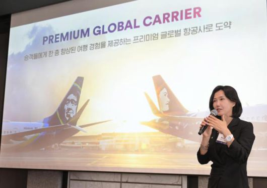 15일 서울 중구에 위치한 더 플라자 호텔에서 개최된 하와이안항공 인천-시애틀 직항 노선 취항 기념 기자간담회에서 유수진 알래스카 에어 그룹 아시아 지역 본부장이 향후 비전에 대한 발표를 하고 있다. [사진=알래스카 에어 그룹]
