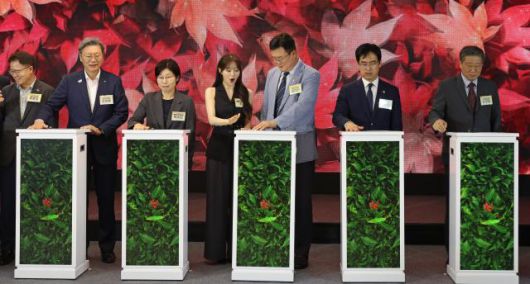 김대현 문화체육관광부 제2차관(가운데)이 16일 서울 중구 한국관광공사 서울센터에서 열린 지방살리기 범국민 여행 캠페인 ‘여행가는 가을’ 선포식에 참석해 캠페인 개시 세레머니를 하고 있다. [사진=문화체육관광부]