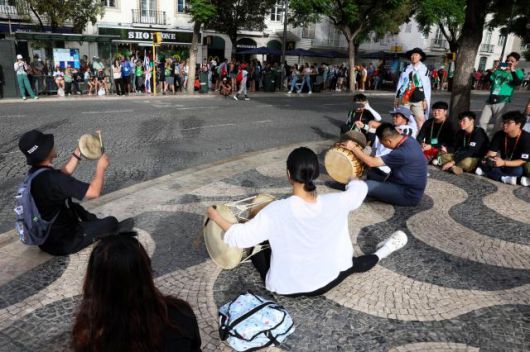 2023년 8월 2일 제37차 리스본 WYD가 열리고 있는 호시우 광장(Praca do Rossio)에서 인천교구 순례단이 사물놀이를 연주하고 있다. [사진=천주교 서울대교구]