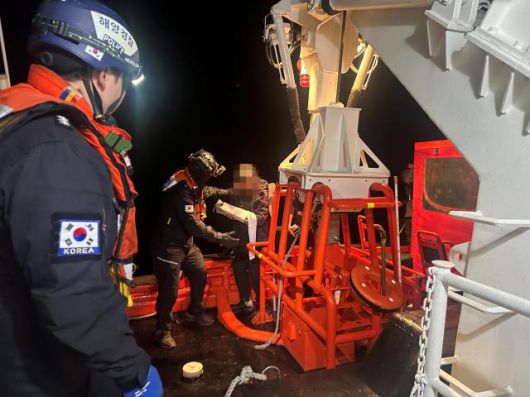 오전 4시 56분께 사고 해점에 도착한 경비함정이 15분여 간의 긴박한 구조작업을 펼쳐 A호에 있던 응급환자 B씨를 안전하게 함정으로 편승시키고 있다. [사진=동해해경청]