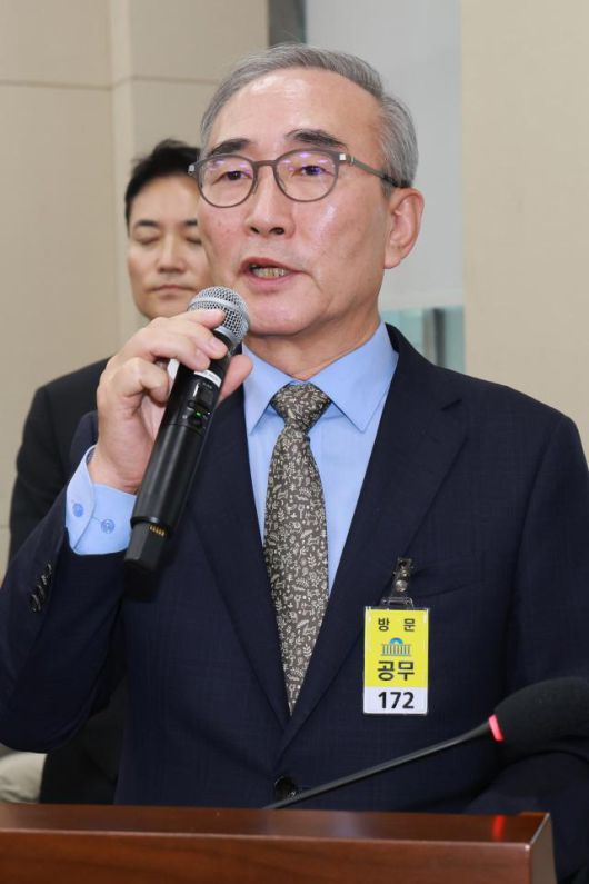 김영섭 KT 대표이사가 14일 서울 영등포구 여의도 국회에서 열린 공정거래위원회, 개인정보보호위원회 등에 대한 정무위원회 국정감사에 증인으로 출석해 의원 질의에 답하고 있다. [사진=연합뉴스]
