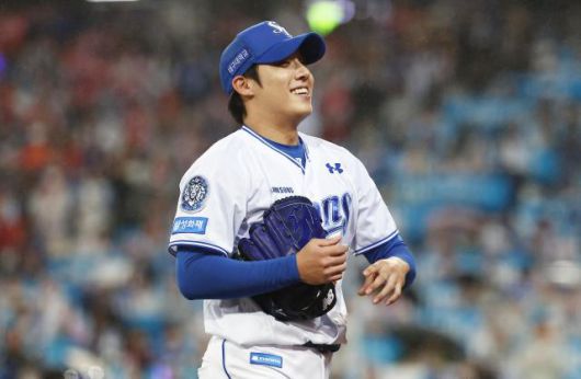 13일 대구 삼성라이온즈파크에서 열린 2025 KBO 프로야구 포스트시즌 준플레이오프 3차전 SSG 랜더스와 삼성 라이온즈의 경기. 7회초 삼성 선발 원태인이 교체되며 미소를 보이고 있다. [사진=연합뉴스]