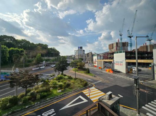 용산구 이태원동 왼쪽(용산공원)과 길 건너 유엔사부지(오른쪽). [사진=우주성 기자]