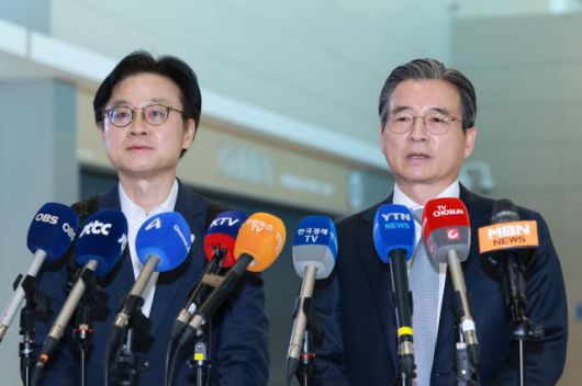 한미 관세 협상 후속 논의와 관련, 하워드 러트닉 미국 상무부 장관과 협상할 예정인 김용범 대통령실 정책실장이 16일 인천국제공항 제2여객터미널을 통해 미국 워싱턴DC로 출국하기에 앞서 발언하고 있다. 왼쪽은 김정관 산업통상부 장관. [사진=연합뉴스]