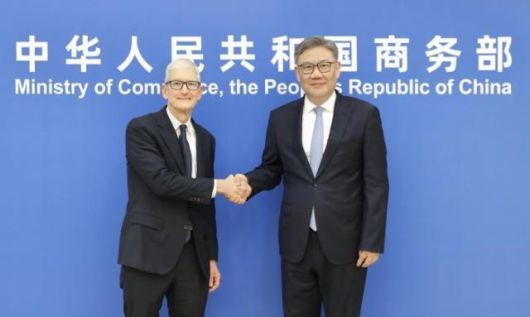 팀 쿡 애플 CEO(왼쪽)와 왕원타오 중국 상무부장