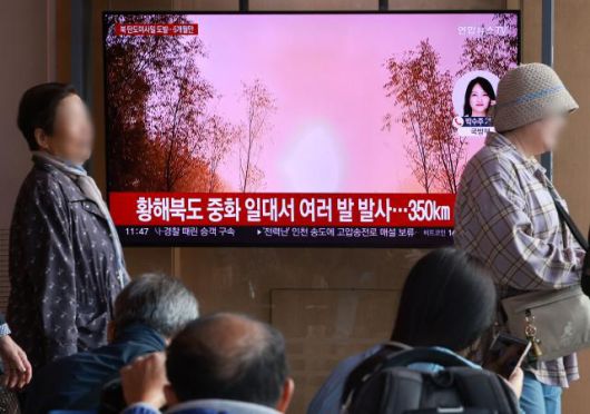 합동참모본부에 따르면 북한은 22일 동해상으로 미상의 탄도미사일을 쐈다. 이날 서울 중구 서울역에서 시민들이 관련 뉴스를 시청하고 있다. [사진=연합뉴스]