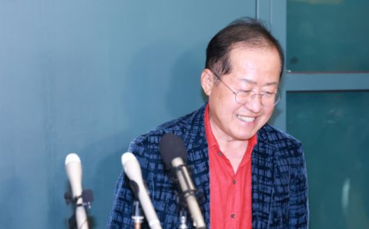 홍준표 전 대구시장이 지난 6월 17일 인천국제공항 제1여객터미널을 통해 귀국, 취재진과 인터뷰를 마친 뒤 이동하고 있다. [사진=연합뉴스]