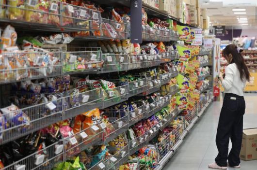 한 대형마트에서 소비자가 제품을 고르고 있는 모습[사진=연합뉴스]