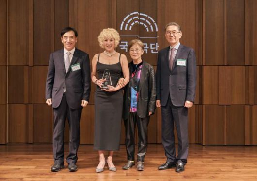 제1회 국립극단 후원회 어워즈의 시상자 및 수상자 기념 사진. 사진 왼쪽부터 이주열 후원회 회장, 이혜영 배우, 박정희 연출, 박진회 후원회 회원. [사진=국립극단]