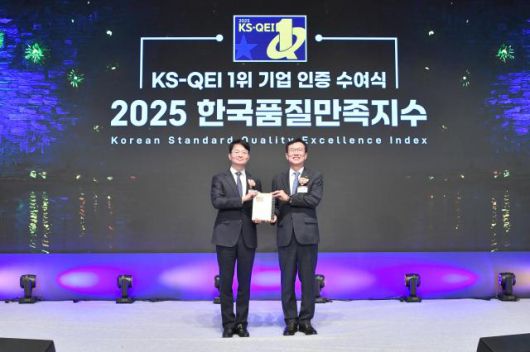 한국품질만족지수 1위 기업 인증식에서 조도현 상무(왼쪽)와 문동민 회장이 기념패를 들고 있는 모습 [사진=GS칼텍스]