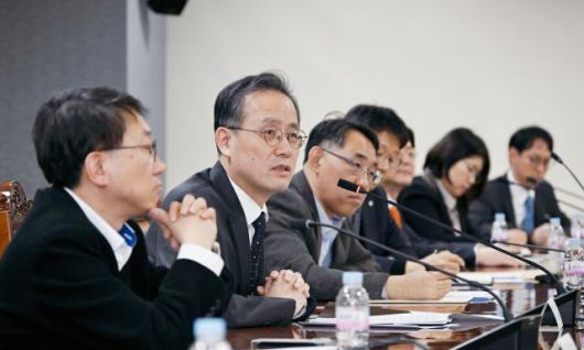 이형일 기획재정부 차관이 21일 서울 중구 은행회관에서 '역외 원화 결제 시스템 구축 전담반 출범 회의'를 주재하고 있다.[사진=기획재정부]