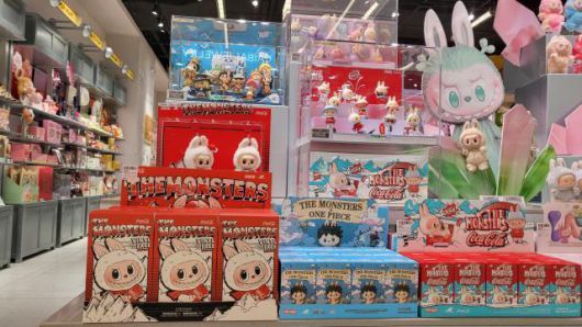 중국 베이징 시내 한 팝마트 매장 입구에 전시된 몬스터 시리즈의 '라부부' 랜덤박스 제품. [사진=배인선 기자]