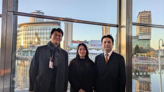 영국 미디어 시티를 배경으로 촬영한 한국대표단 좌측부터 신재민, 임효주, 이태준 [사진=주한영국문화원]