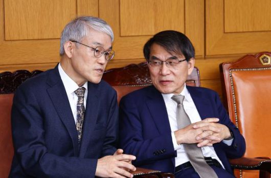 천대엽 법원행정처장(왼쪽)과 노태악 대법관이 5일 서울 서초구 대법원에서 열린 '2025년 정기 전국법원장회의'에서 논의하고 있다. [사진=공동취재단]