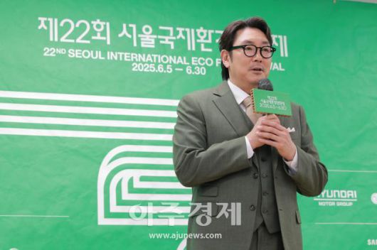 5월 14일 오전 서울 중구 환경재단 레이첼카슨홀에서 열린 '제22회 서울국제환경영화제 기자간담회'에서 공식 홍보대사로 위촉된 배우 조진웅이 소감을 말하고 있다. 2025.05.14 [사진=유대길 기자 dbeorlf123@ajunews.com]