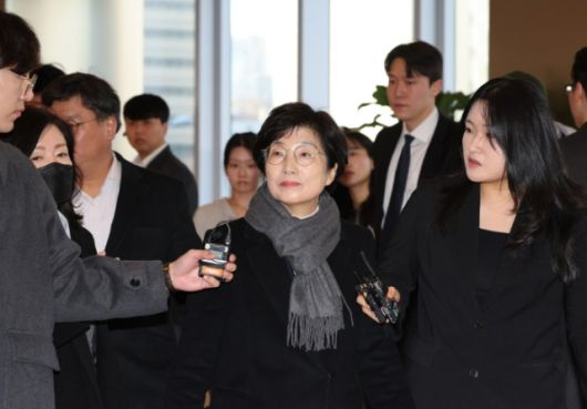 김기현 국민의힘 의원 부인 이씨가 5일 김건희 여사의 '로저비비에 클러치백 수수 의혹'을 수사하는 민중기 특별검사팀에 피의자 신분으로 소환되고 있다. [사진=연합뉴스]