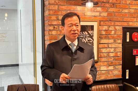 지난 17일 여의도 한 카페에서 금융투자협회 회장 연임 출마 의사를 밝히는 서유석 금융투자협회 회장 [사진=정세은 기자]