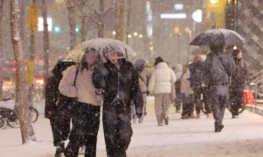 4일 서울 마포구 홍대 부근에 눈이 내리는 가운데 시민들이 이동하고 있다. [사진=연합뉴스]
