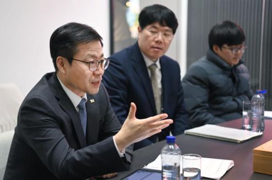 여한구 산업통상부 통상교섭본부장이 3일(현지시간) 네덜란드 헤이그에 진출한 삼양식품을 찾아 간담회를 진행하고 있다. [사진=산업통상부]