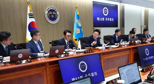 이재명 대통령이 지난 2일 용산 대통령실에서 국무회의를 주재하고 있다. [사진=연합뉴스]