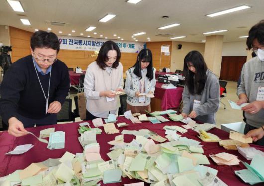 지난달 26일 오전 강원 춘천시 강원특별자치도선거관리위원회 대회의실에서 지방선거를 경험하지 못한 선관위 신규직원 등이 실제 선거와 같은 절차대로 모의 투·개표를 체험하고 있다.[사진=연합뉴스]