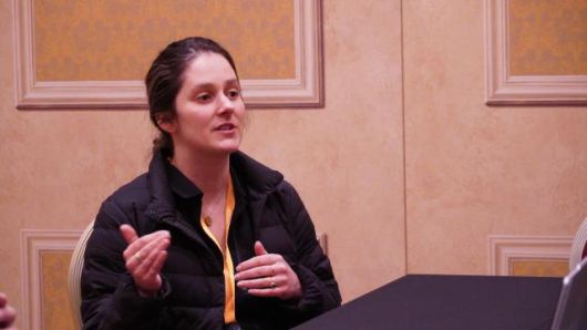 스테파니 레이저 아마존웹서비스(AWS) 수익화 부문 글로벌 산업 부문 리더는 4일(현지시간) 미국 라스베이거스에서 열린 'AWS 리인벤트2025'에서 기자와 만나 인터뷰하고 있다. [사진=AWS코리아]