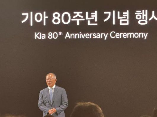 정의선 현대자동차그룹 회장이 5일 경기 용인시 기아 비전스퀘어에서 열린 기아 80주년 기념식에서 연설하고 있다. [사진=이성진 기자]