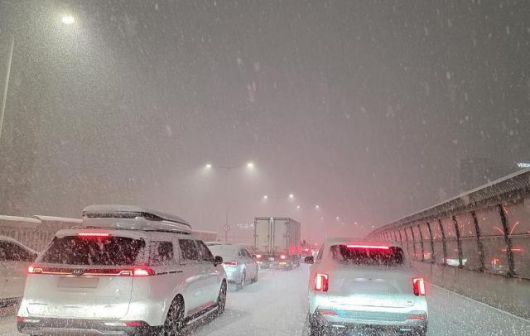 서울·인천·경기·강원 등 4개 시도에 대설특보가 발효된 4일 서울 성북구 국민대학교 인근 내부순환로가 폭설로 극심한 정체를 빚고 있다. [사진=연합뉴스]