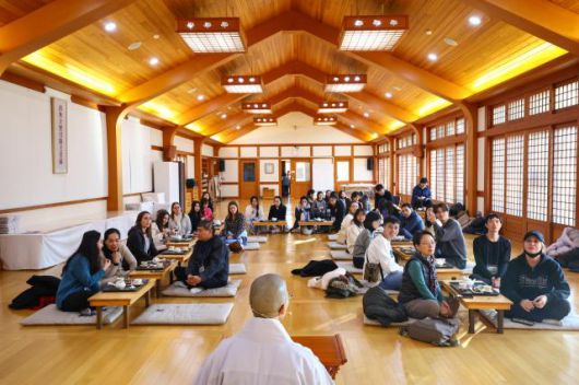 '아트 인 서울(Arts in Seoul) 2025' 외국인 참가자들은 길상사 법당에서 스님과 차담회를 진행했다. [사진=서울관광재단]