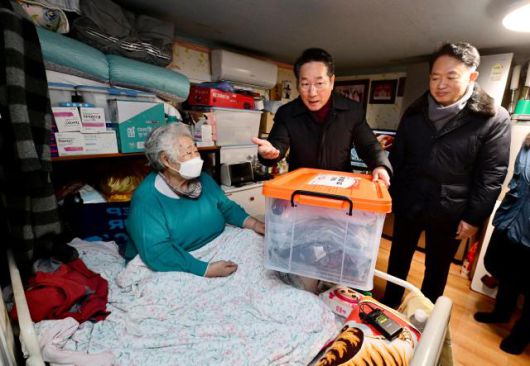 유정복 인천광역시장이 8일 동구 쪽방촌을 찾아 한파 대응키트를 전달하며 한파 대비 현장을 점검하고 있다. [사진=인천시]