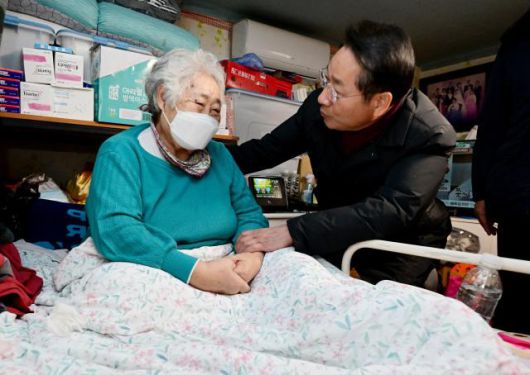 유정복 인천광역시장이 8일 동구 쪽방촌을 찾아 한파 대비 현장을 점검하고 있다. [사진=인천시]