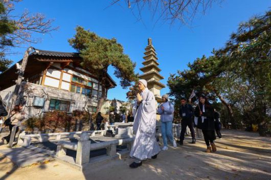 길상사 스님과 '아트 인 서울(Arts in Seoul) 2025' 외국인 참가자들이 사찰을 돌아보고 있다. [사진=서울관광재단]