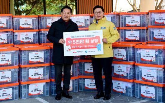 유정복 인천광역시장이 8일 동구 인천쪽방상담소에서 한파 대응키트를 전달하고 있다. [사진=인천시]